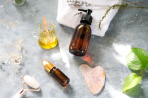 Face à une peau qui tiraille, réduire la routine avant d&rsquo;ajouter un produit