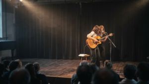 La guitare et les deux voix des Frangines portent une écriture partagée