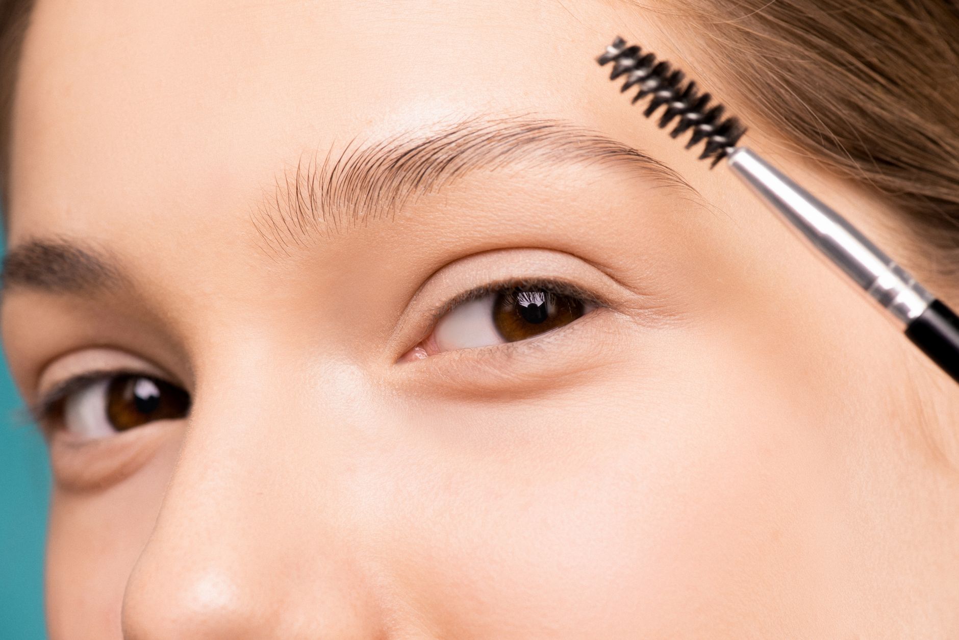 Maquillage des yeux : hygiène, durée et signaux d’alerte