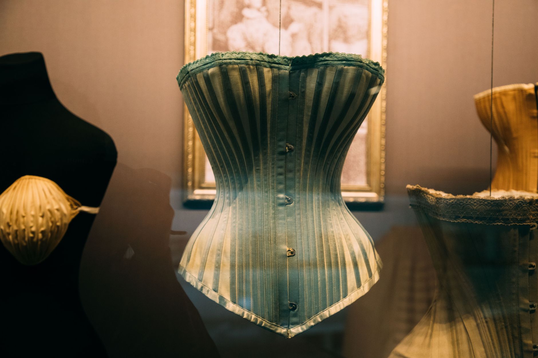 Corset ancien exposé dans une vitrine de musée
