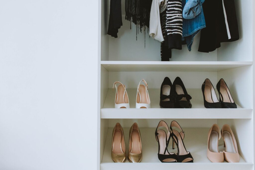 Les talons des années 1990 reviennent dans les vestiaires, du mocassin au talon transparent