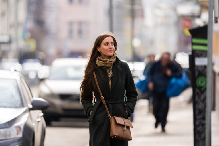Le sac porté en travers revient sur les podiums de l’automne, malgré ses critiques