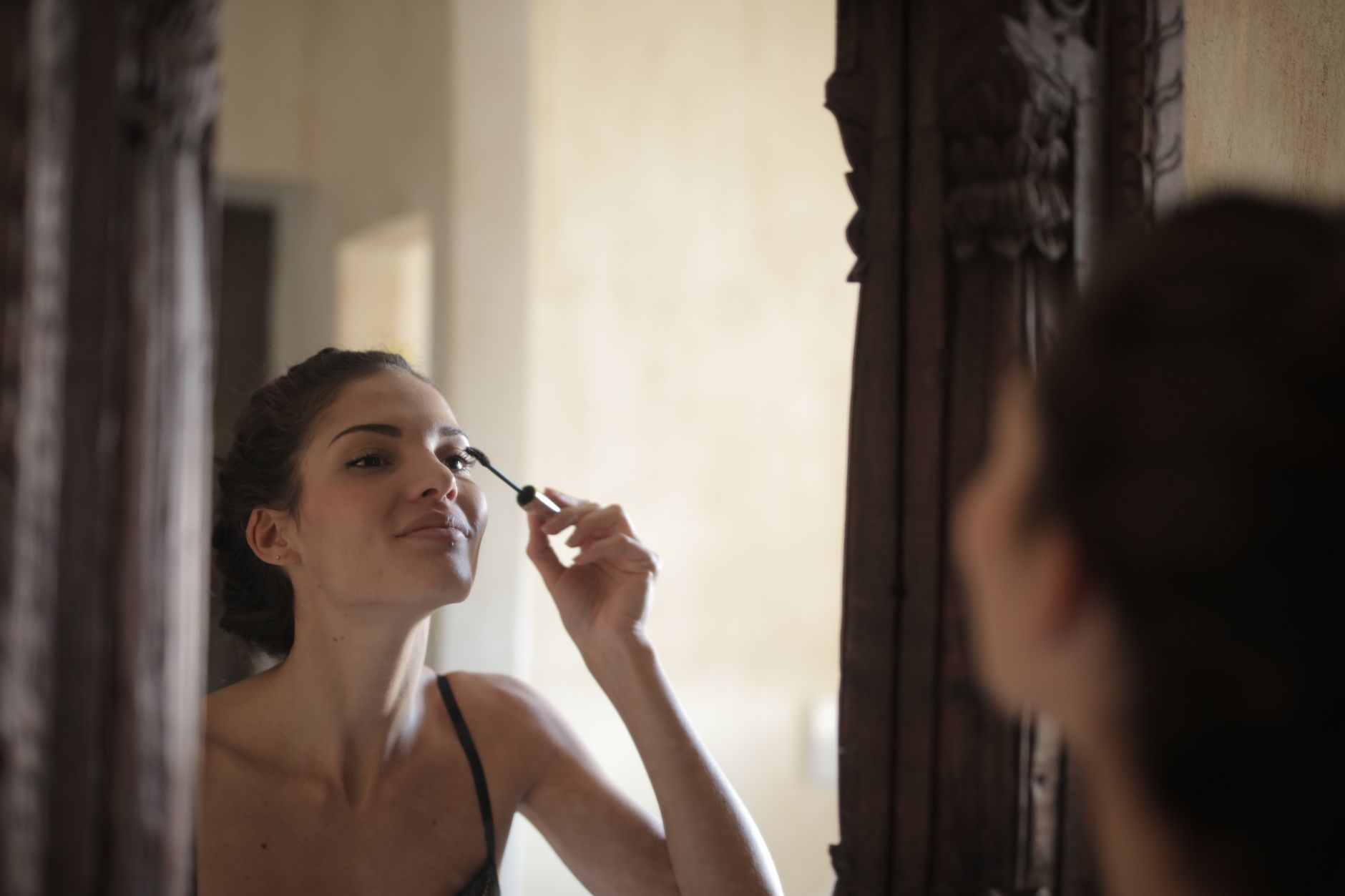 Le maquillage givré s’impose sur Pinterest, avec une palette argent et gloss métallisé